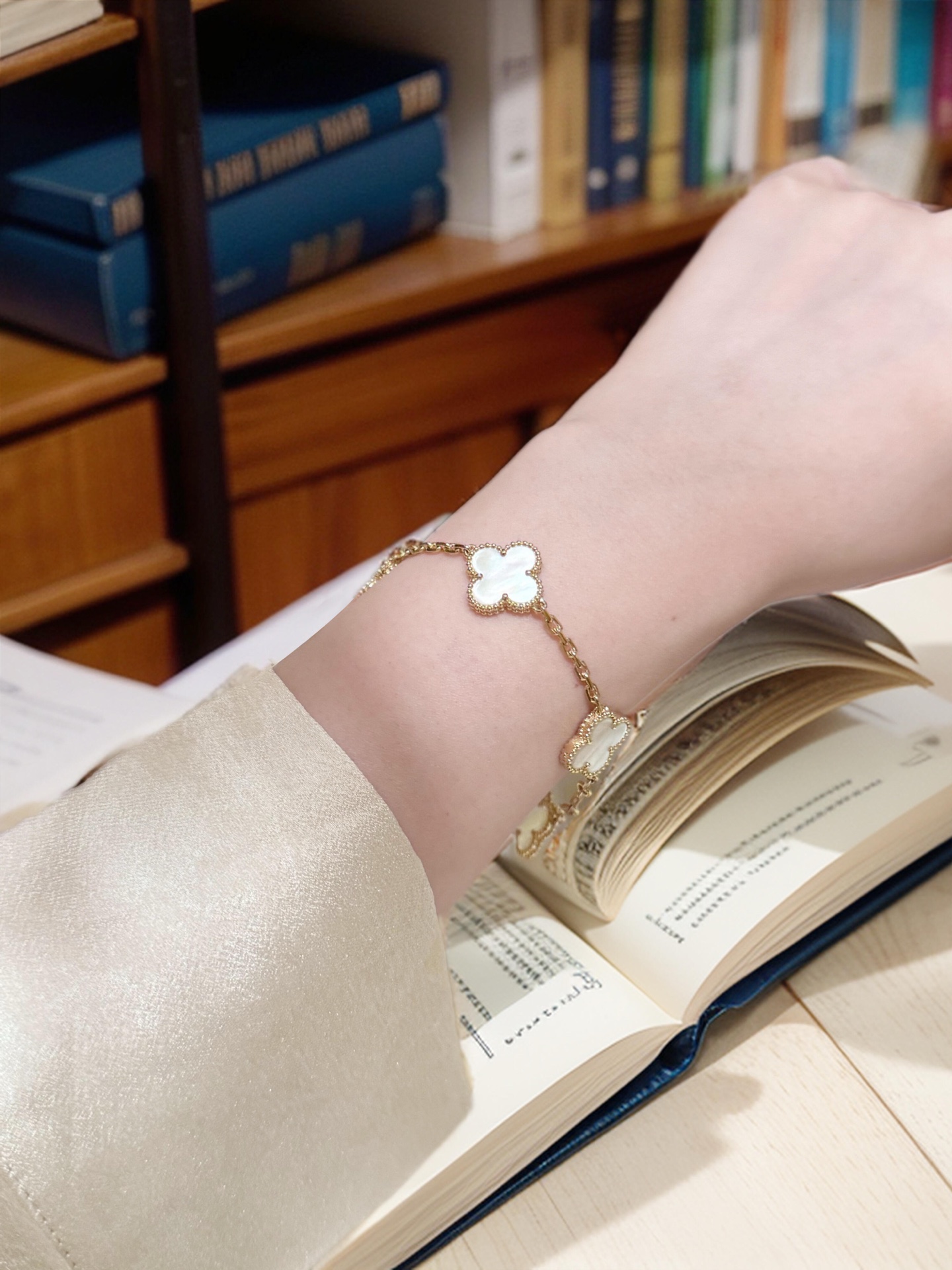 Van Cleef Arpels Alhambra bracelet yellow gold with white mother-of-pearl clover motifs 19cm