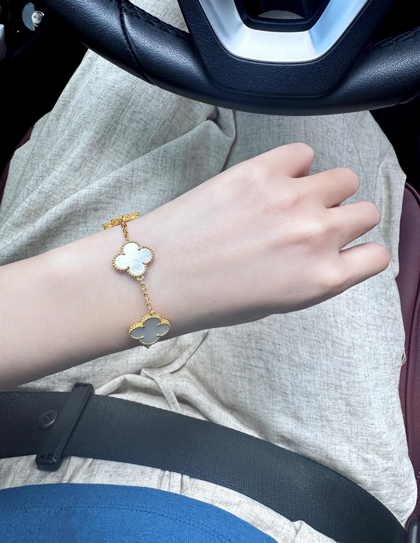 Van Cleef Arpels Alhambra bracelet yellow gold with white mother-of-pearl clover motifs 19cm
