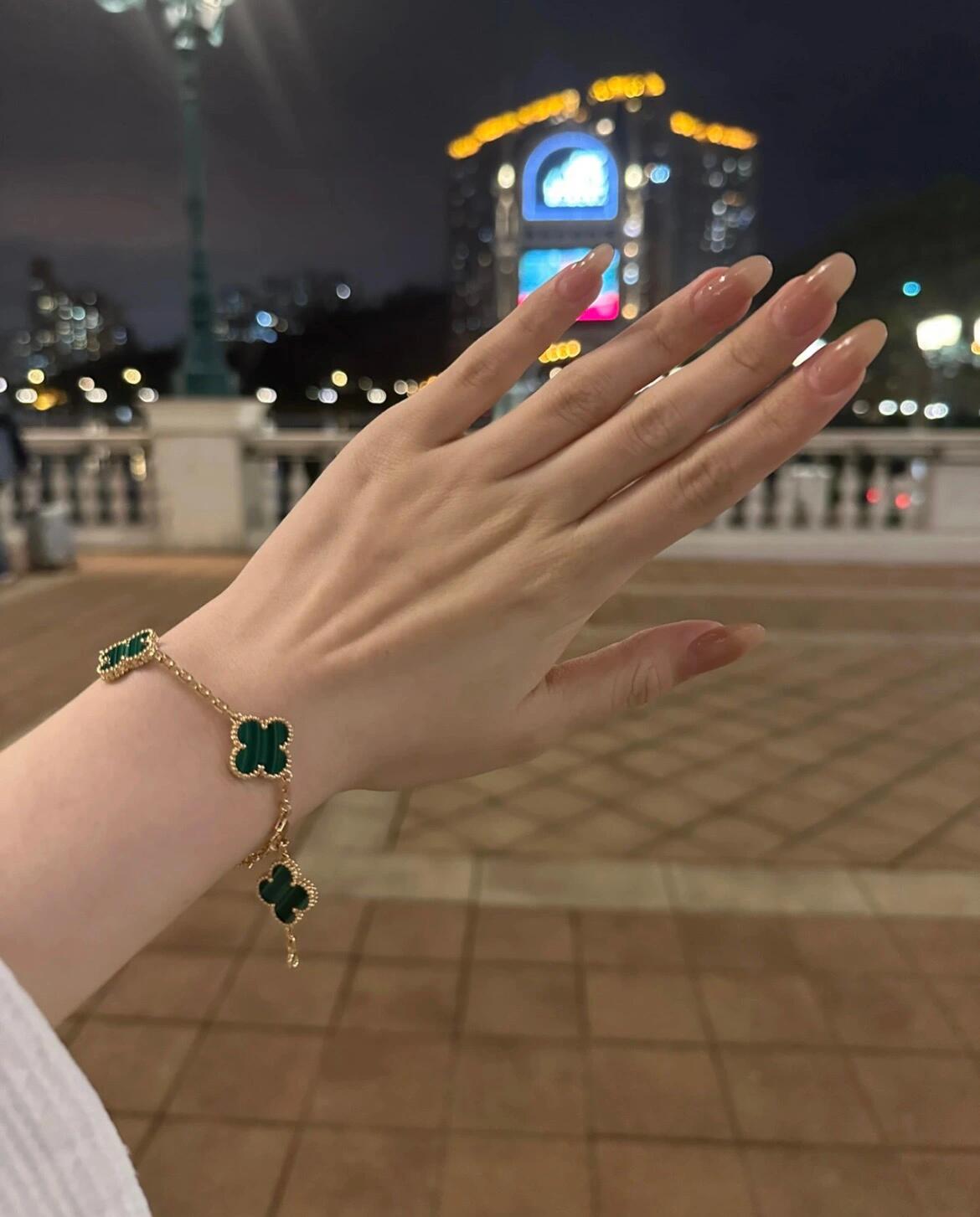 Van Cleef Arpels Pulsera Alhambra Oro amarillo con motivos de trébol de malaquita verde 19cm