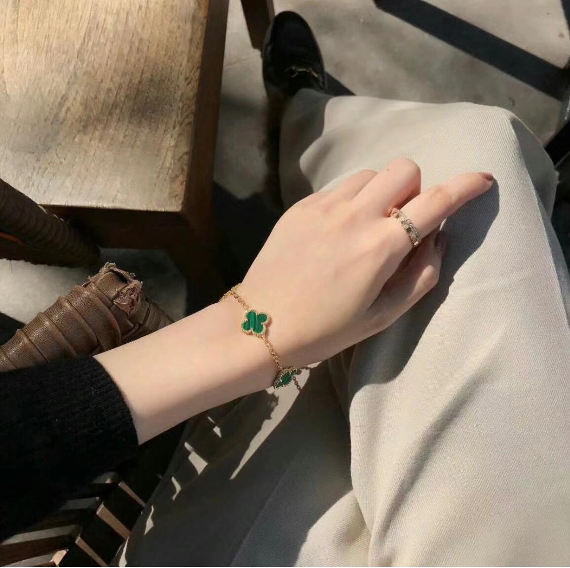 Van Cleef Arpels Alhambra bracelet Yellow gold with green malachite clover motifs 19cm