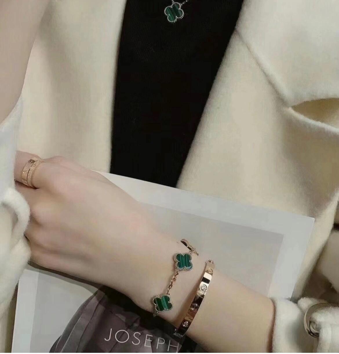 Van Cleef Arpels Alhambra bracelet Yellow gold with green malachite clover motifs 19cm
