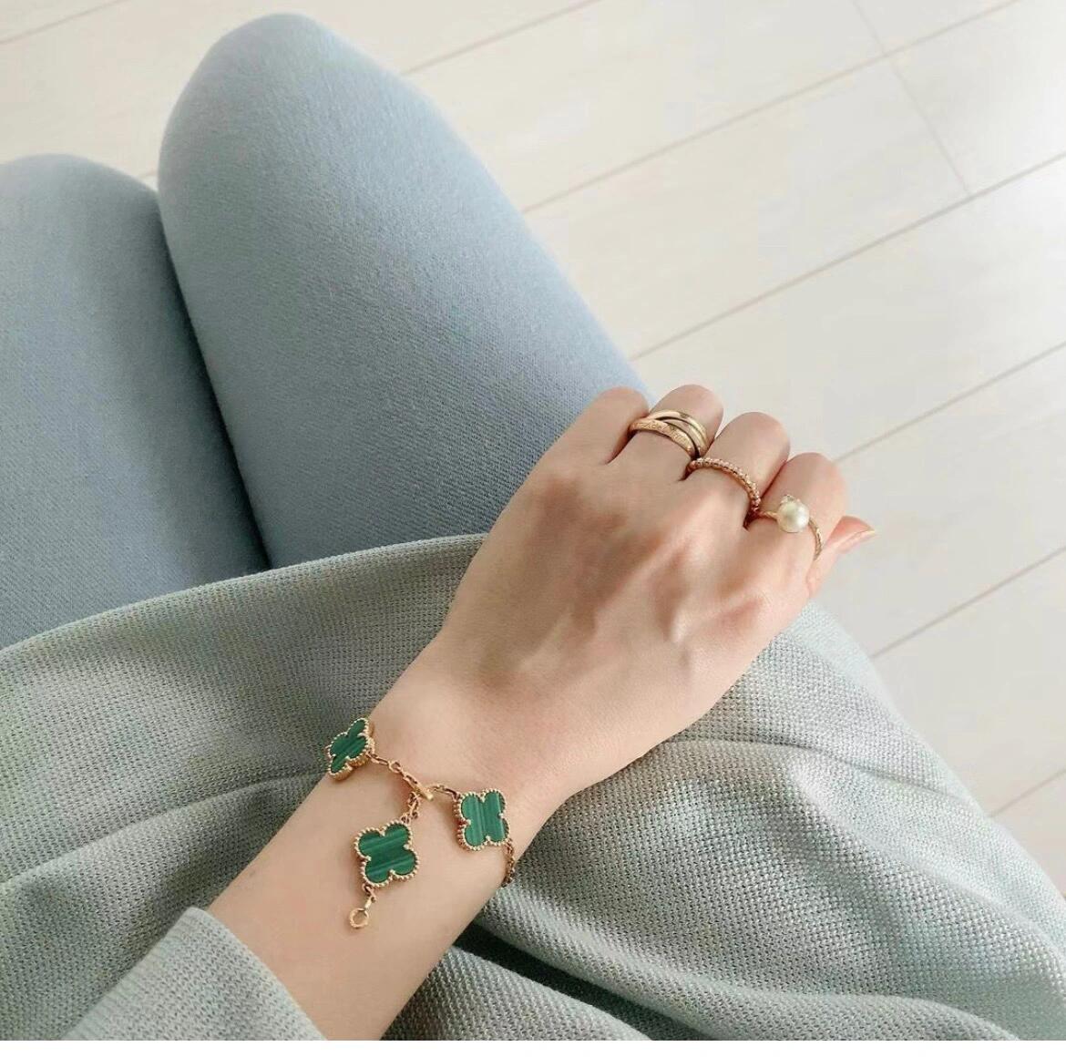 Van Cleef Arpels Alhambra bracelet Yellow gold with green malachite clover motifs 19cm