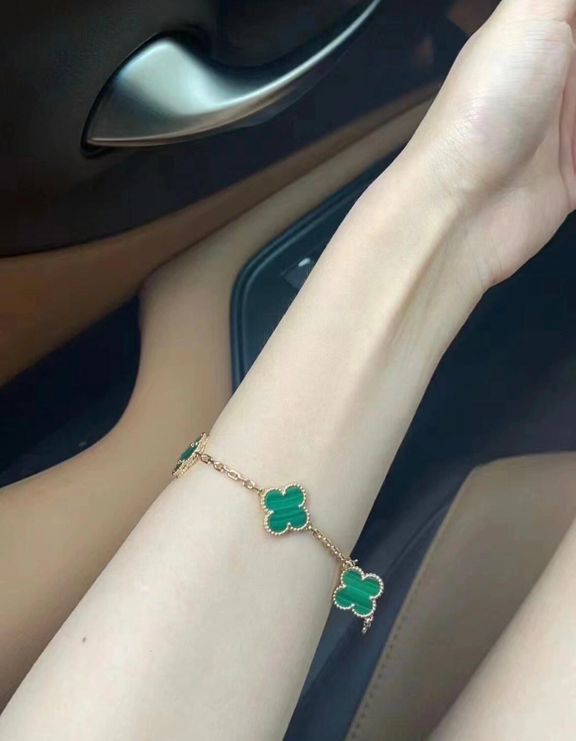 Van Cleef Arpels Alhambra bracelet Yellow gold with green malachite clover motifs 19cm
