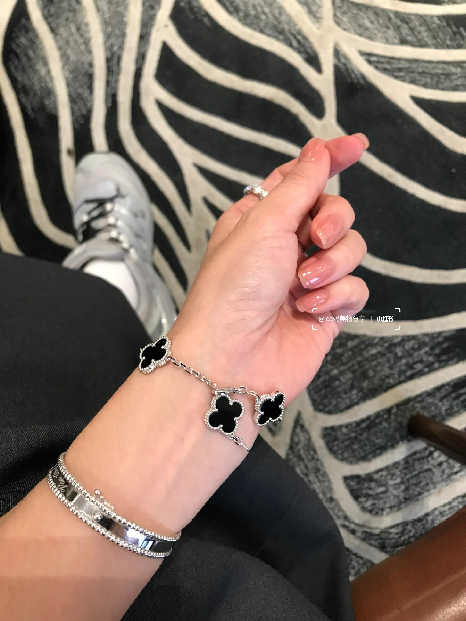 Van Cleef Arpels Alhambra bracelet Silver-toned white gold with black onyx clover motifs 17cm