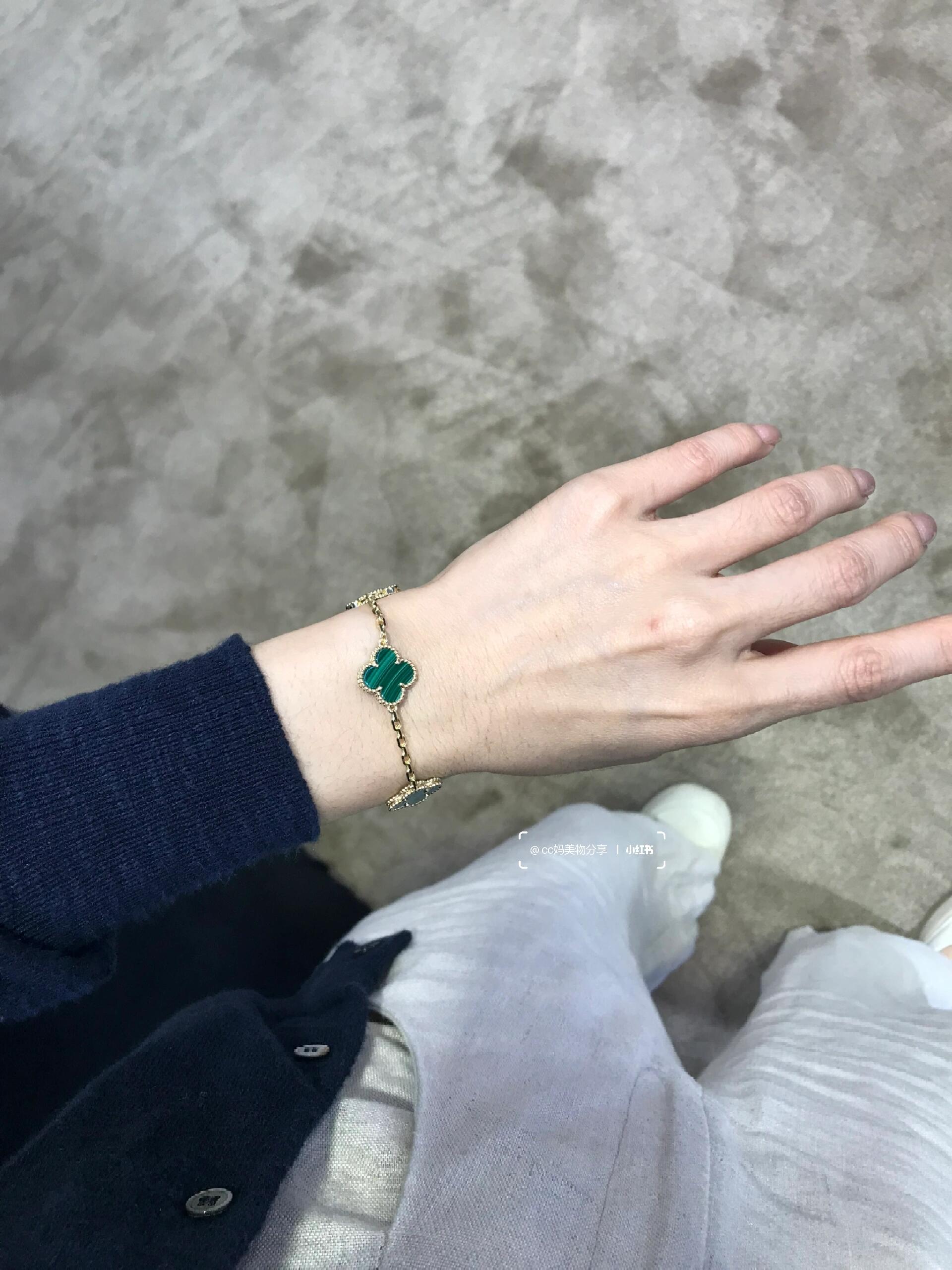 Van Cleef Arpels Alhambra necklace yellow gold with malachite green clover motif 42cm