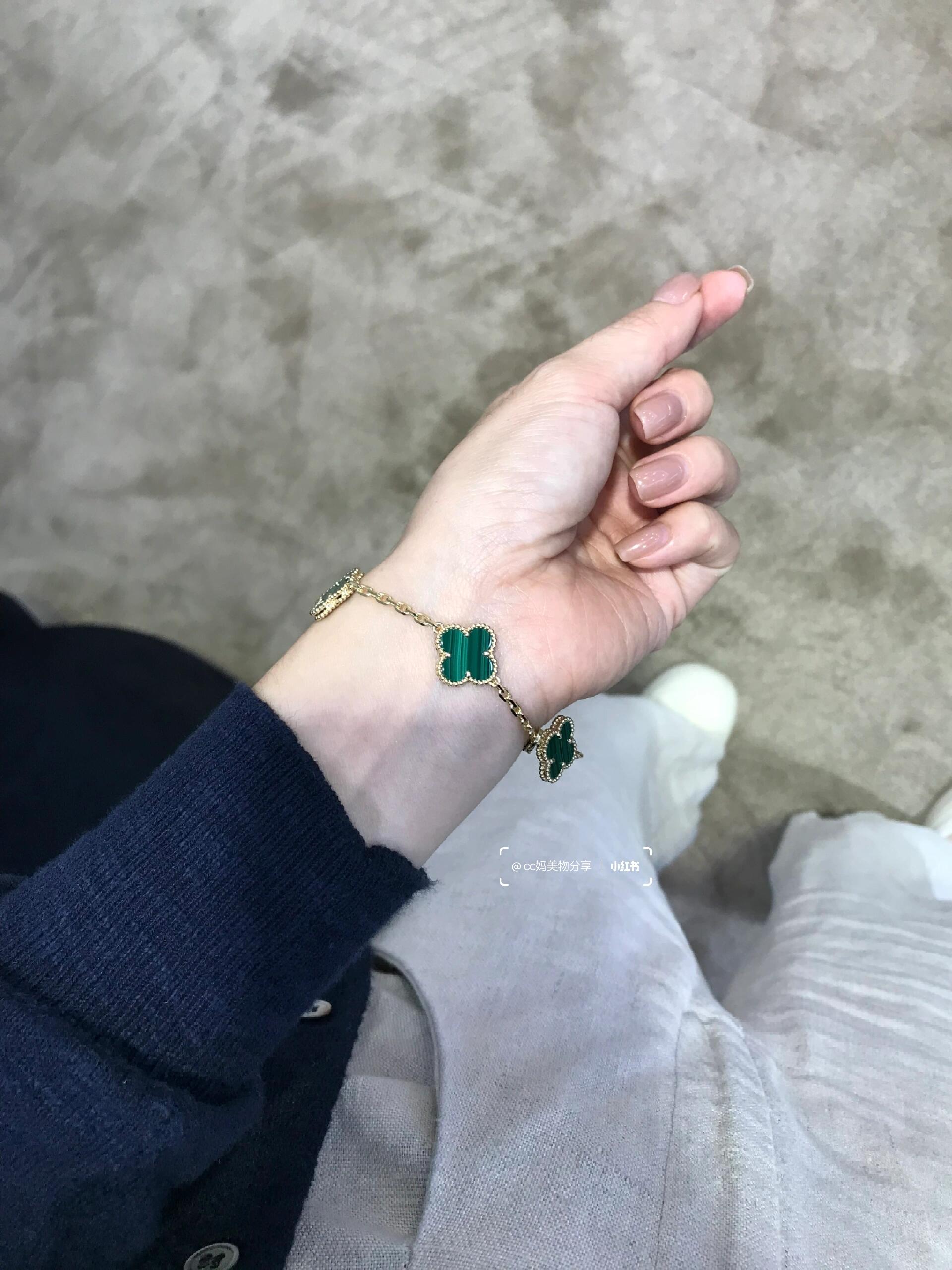 Van Cleef Arpels Alhambra necklace yellow gold with malachite green clover motif 42cm