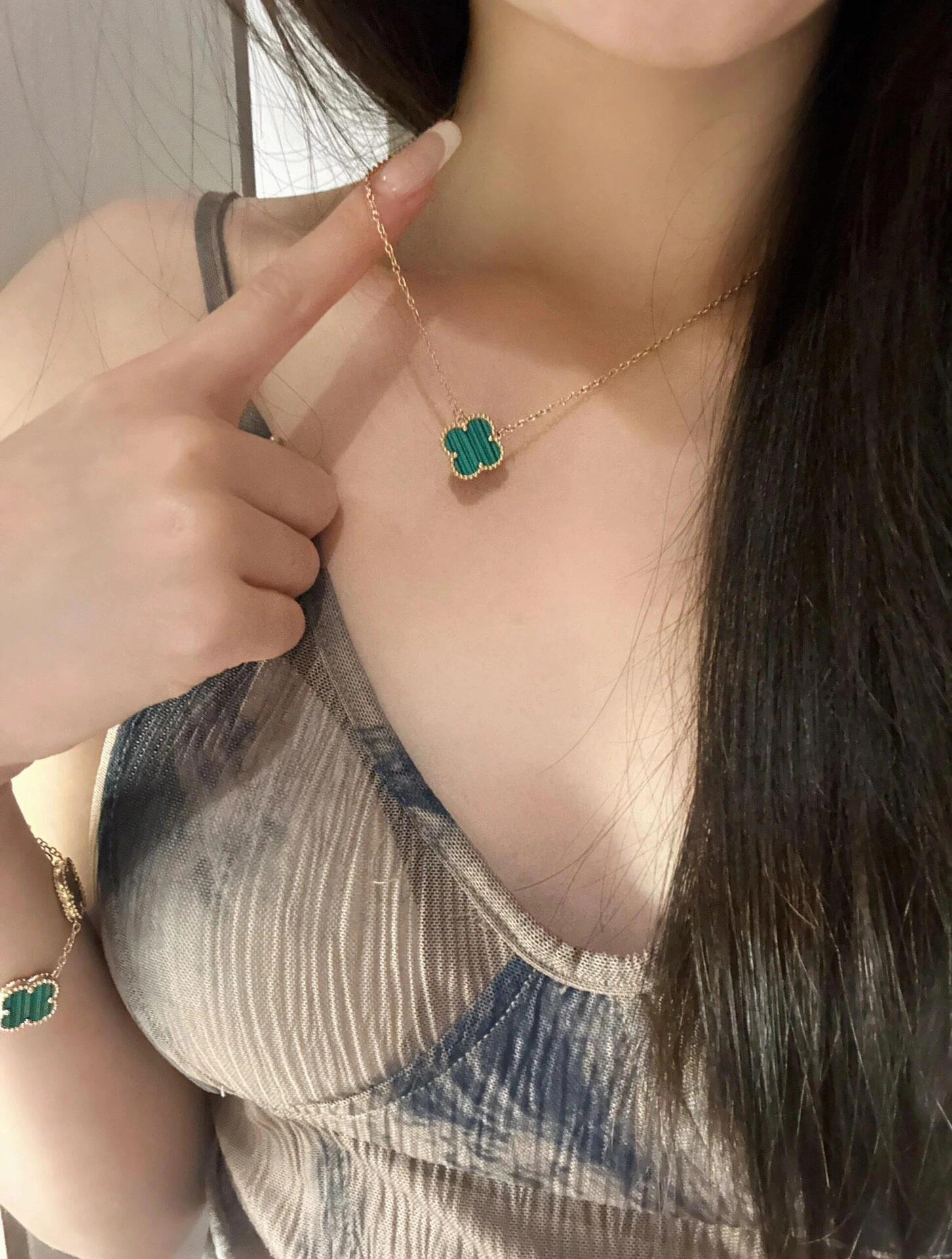 Van Cleef Arpels Alhambra necklace yellow gold with malachite green clover motif 42cm
