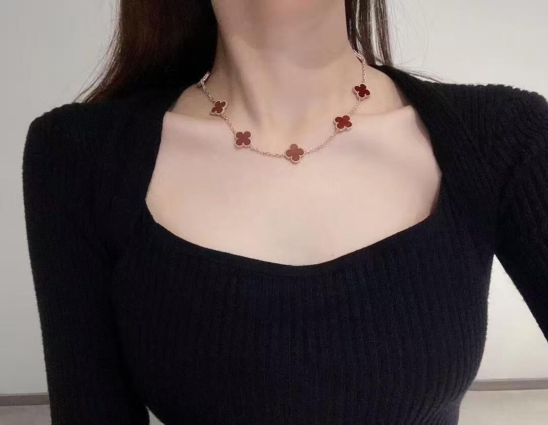 Colar Van Cleef Arpels Alhambra Metal em ouro rosa com motivos de trevo vermelho cornalina 42 cm