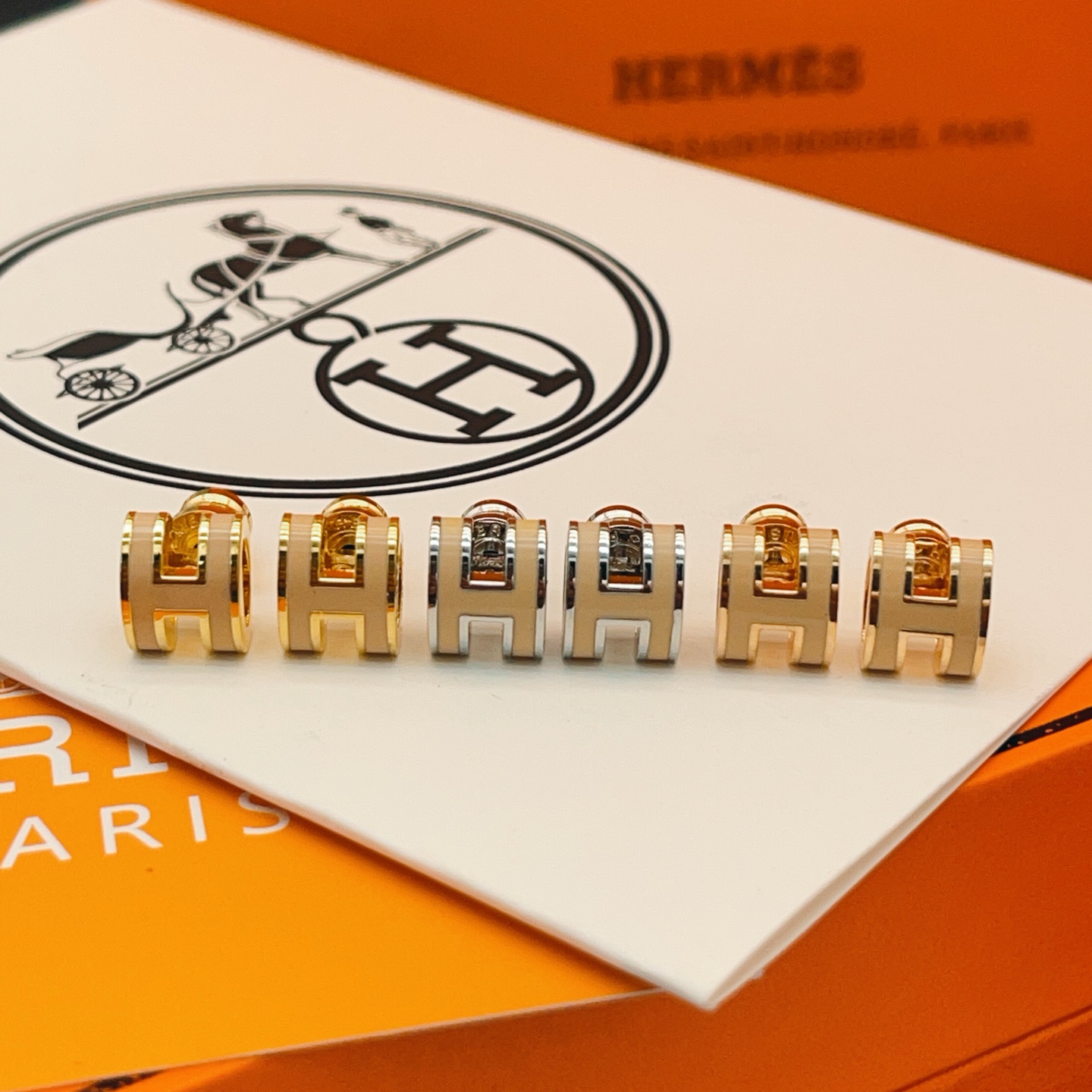 【He@mes最新款🆕🆕奶黄色H形迷你金耳钉】一致官网黄铜材质，非常的上镜‼️设计很特别值得入手。高级手
