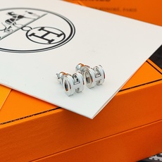 【He@mes最新款🆕🆕白色H形迷你银耳钉】一致官网黄铜材质,非常的上镜‼️设计很特别值得入手。高级手工 【He@mes最新款🆕🆕白色H形迷你银耳钉】一致官网黄铜材质,非常的上镜‼️设计很特别值得入手。高级手工