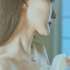 【He@mes最新款🆕🆕白色H形迷你金耳钉】一致官网黄铜材质,非常的上镜‼️设计很特别值得入手。高级手工 【He@mes最新款🆕🆕白色H形迷你金耳钉】一致官网黄铜材质,非常的上镜‼️设计很特别值得入手。高级手工