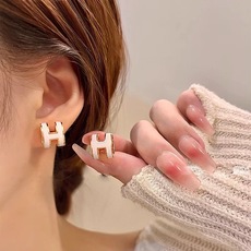 【He@mes最新款🆕🆕白色H形迷你银耳钉】一致官网黄铜材质,非常的上镜‼️设计很特别值得入手。高级手工 【He@mes最新款🆕🆕白色H形迷你银耳钉】一致官网黄铜材质,非常的上镜‼️设计很特别值得入手。高级手工