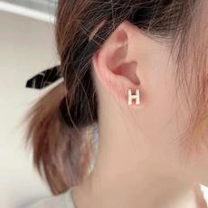 【He@mes最新款🆕🆕白色H形迷你银耳钉】一致官网黄铜材质,非常的上镜‼️设计很特别值得入手。高级手工 【He@mes最新款🆕🆕白色H形迷你银耳钉】一致官网黄铜材质,非常的上镜‼️设计很特别值得入手。高级手工