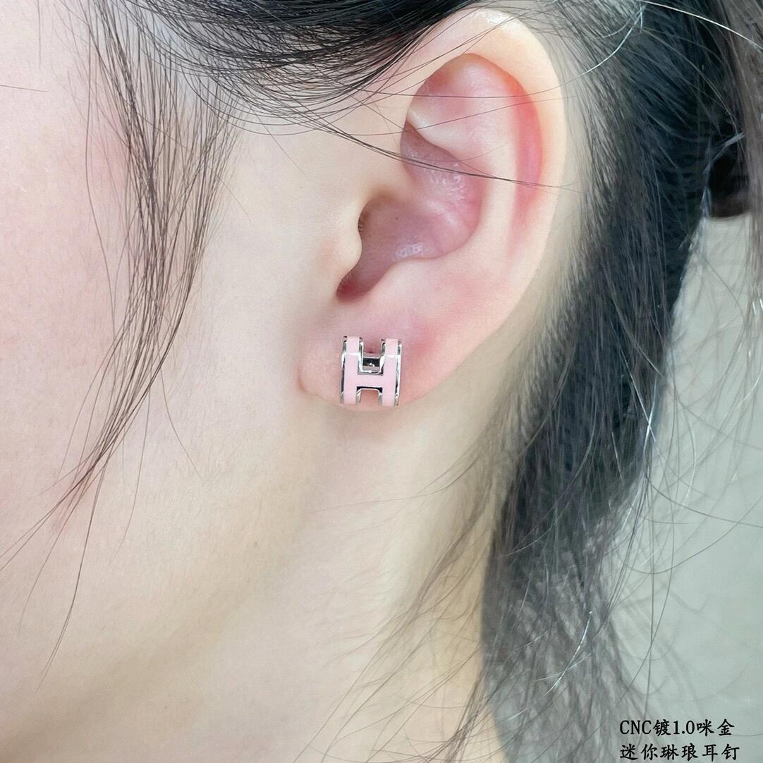 【He@mes最新款🆕🆕粉红色H形迷你玫瑰金耳钉】一致官网黄铜材质，非常的上镜‼️设计很特别值得入手高级