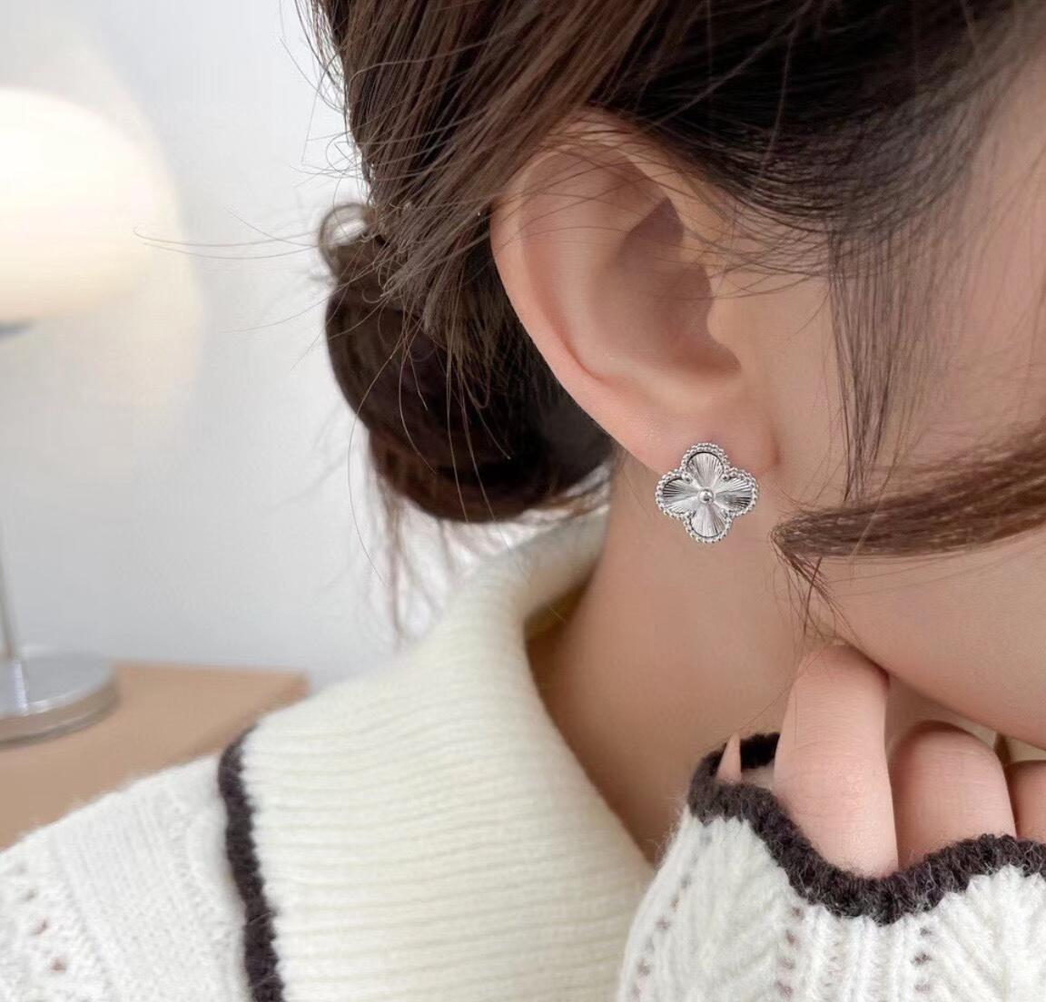 Brincos Van Cleef Arpels Alhambra em metal prateado em metal dourado com acabamento guilhochê em metal com 15 mm de diâmetro