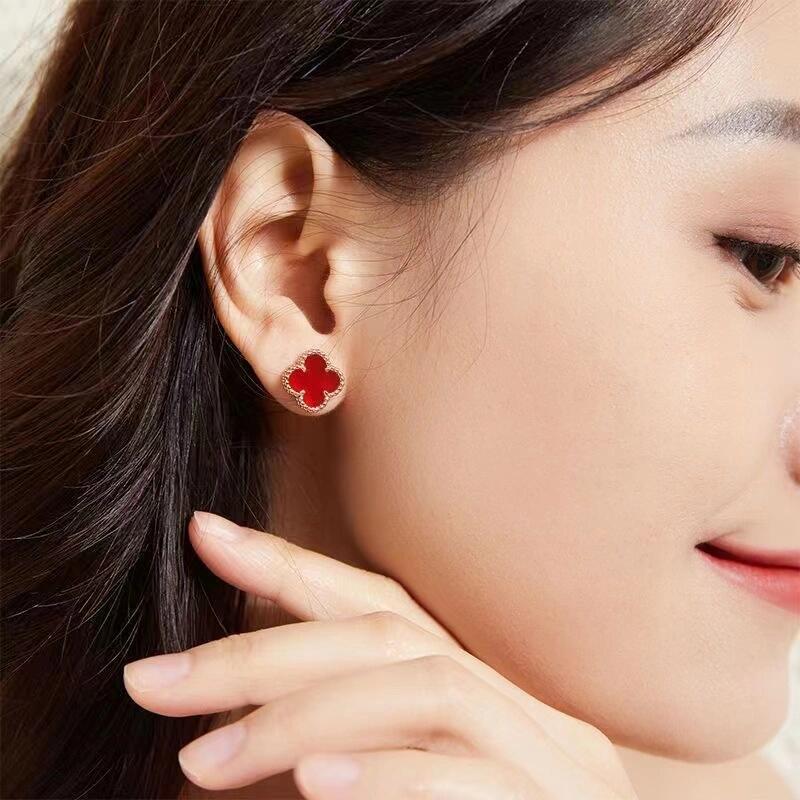 Brincos Van Cleef Arpels Sweet Alhambra em ouro amarelo 18k com pedra vermelha cornalina de 9,5 mm de diâmetro