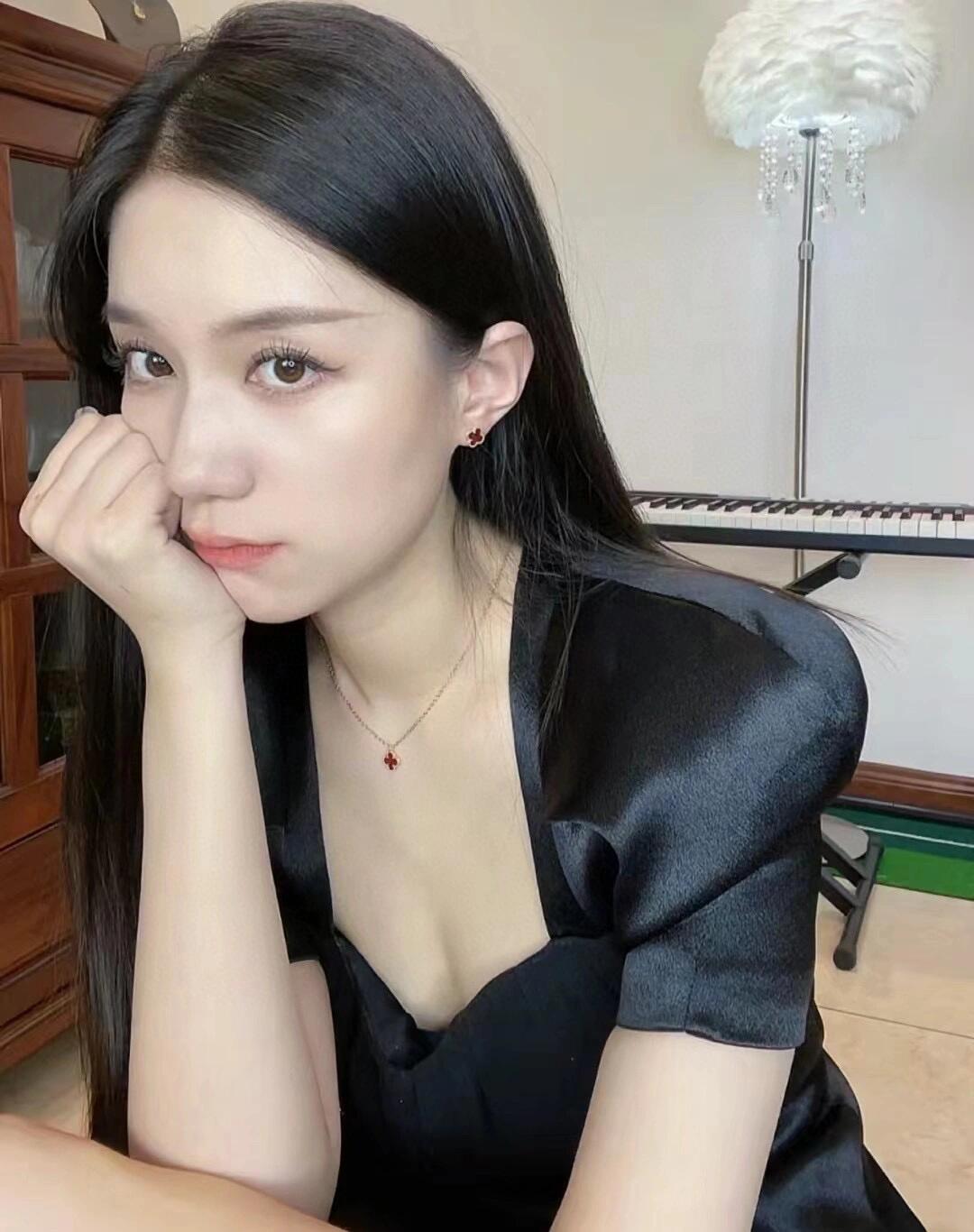 Brincos Van Cleef Arpels Sweet Alhambra em ouro amarelo 18k com pedra vermelha cornalina de 9,5 mm de diâmetro