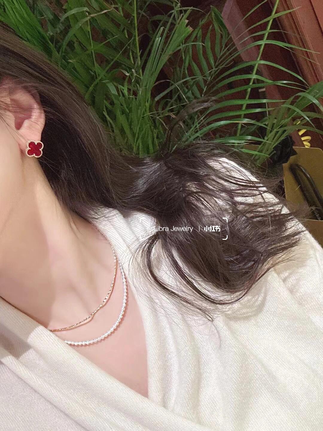 Brincos Van Cleef Arpels Sweet Alhambra em ouro amarelo 18k com pedra vermelha cornalina de 9,5 mm de diâmetro