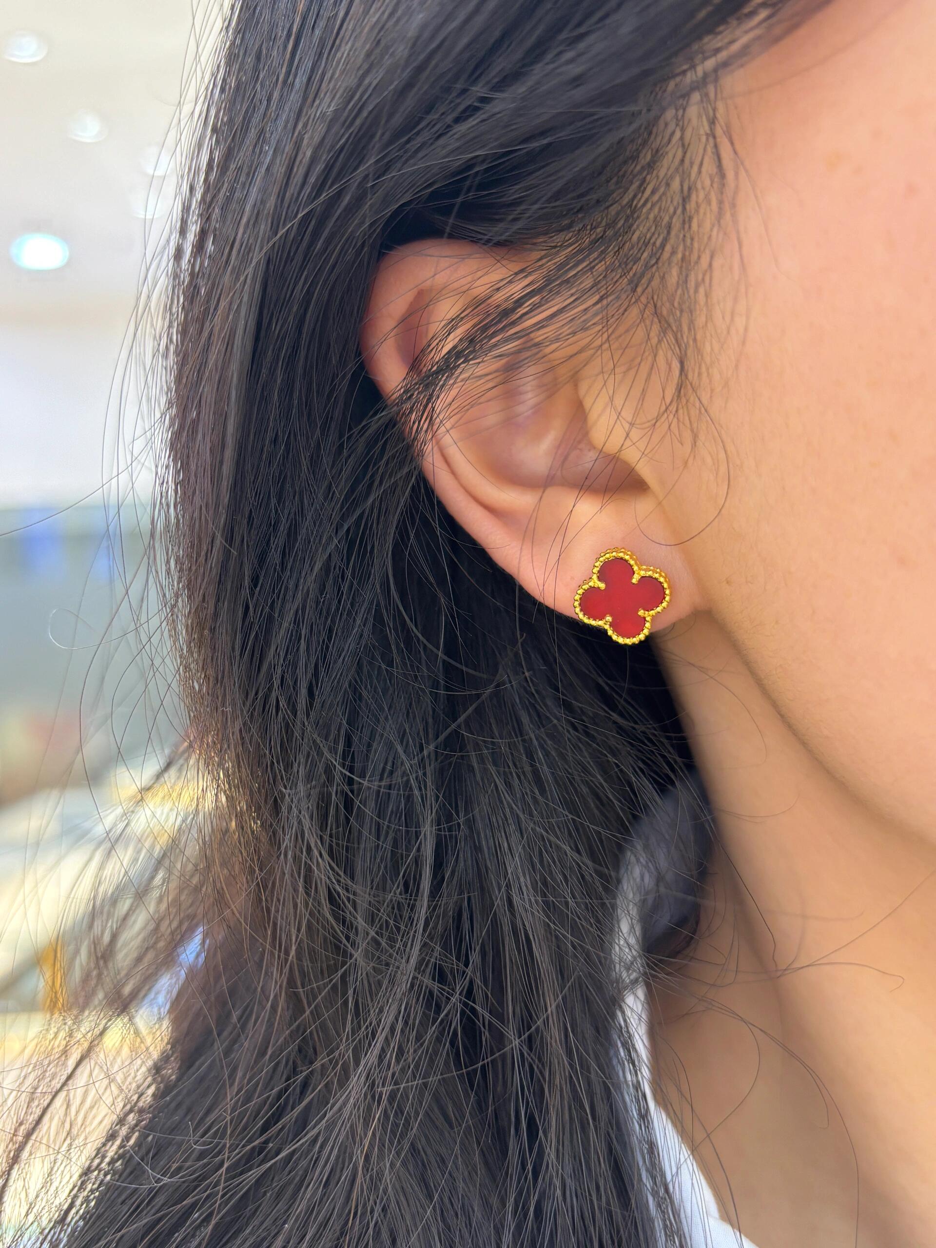 Brincos Van Cleef Arpels Sweet Alhambra em ouro amarelo 18k com pedra vermelha cornalina de 9,5 mm de diâmetro