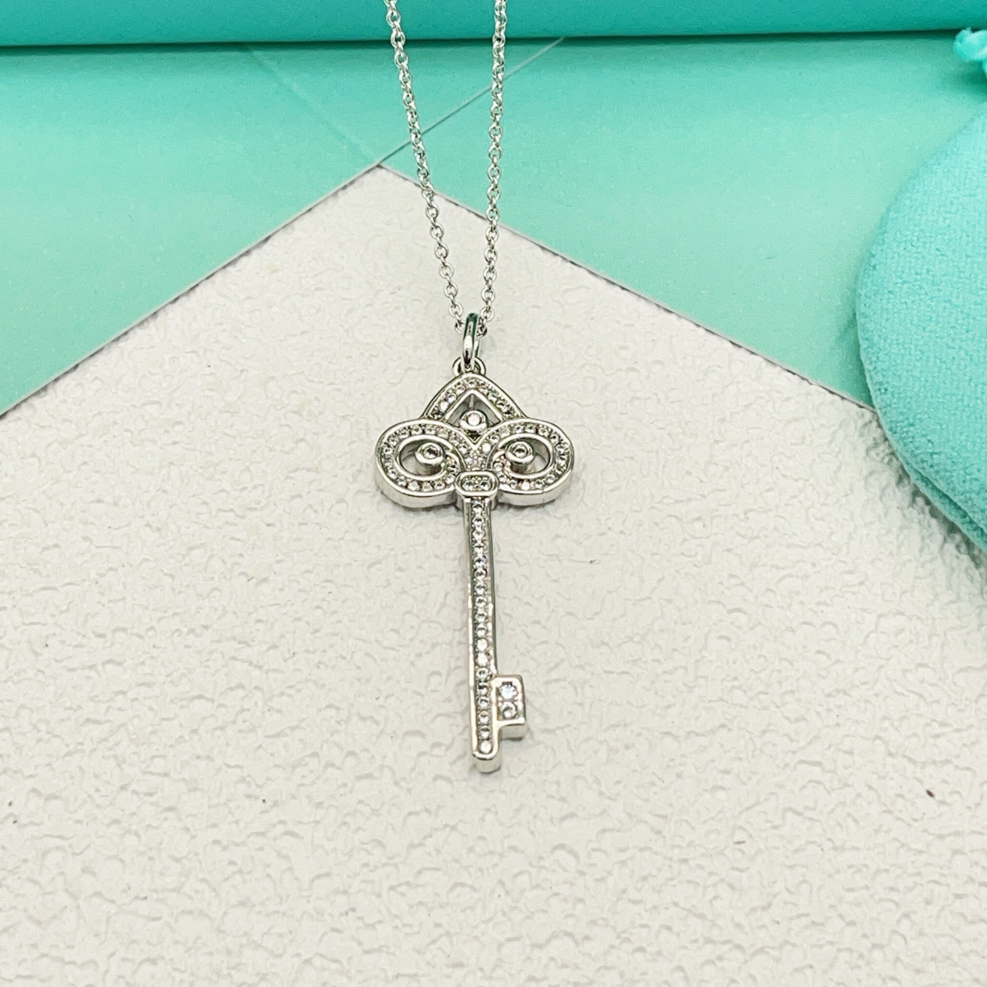 【Tiffany*帝芙尼最新款🆕🆕银色锁匙满钻项链】一致官网黄铜材质，非常的上镜‼️设计很特别值得入手。