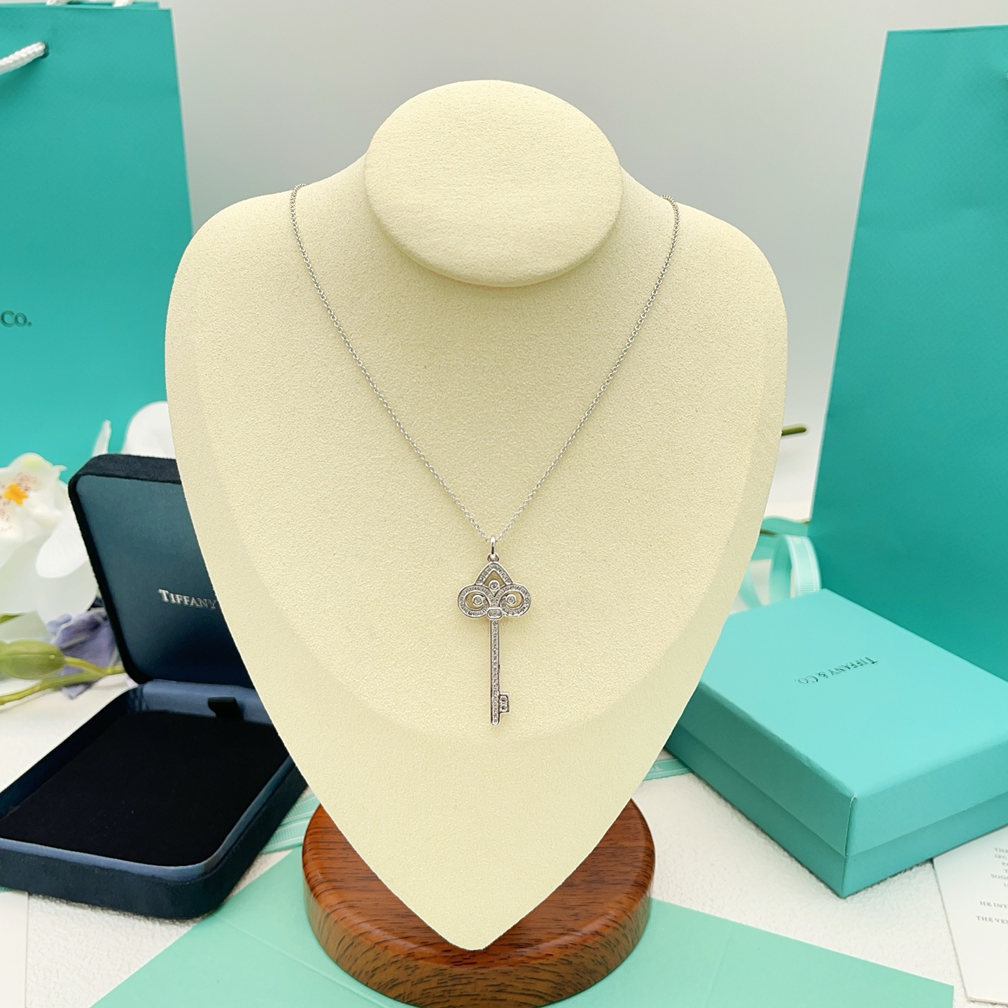 【Tiffany*帝芙尼最新款🆕🆕银色锁匙满钻项链】一致官网黄铜材质，非常的上镜‼️设计很特别值得入手。
