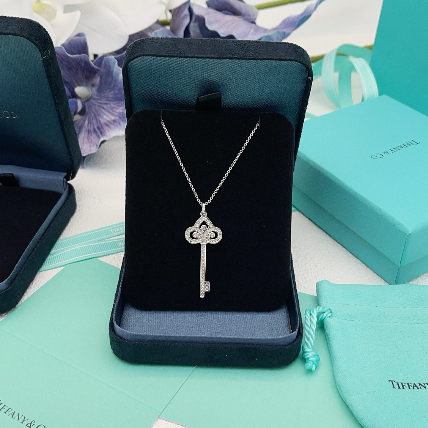 【Tiffany*帝芙尼最新款🆕🆕银色锁匙满钻项链】一致官网黄铜材质，非常的上镜‼️设计很特别值得入手。