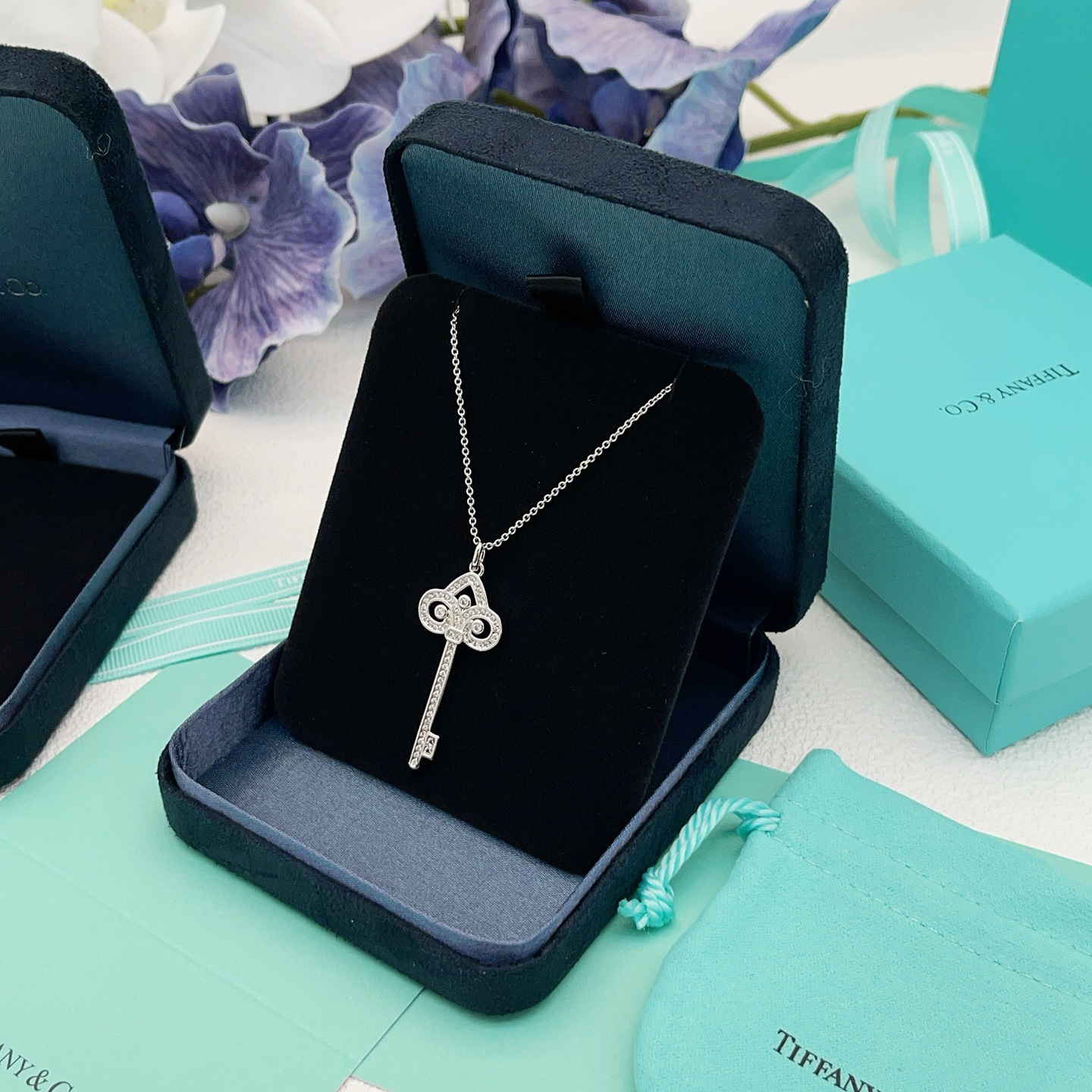 【Tiffany*帝芙尼最新款🆕🆕银色锁匙满钻项链】一致官网黄铜材质，非常的上镜‼️设计很特别值得入手。