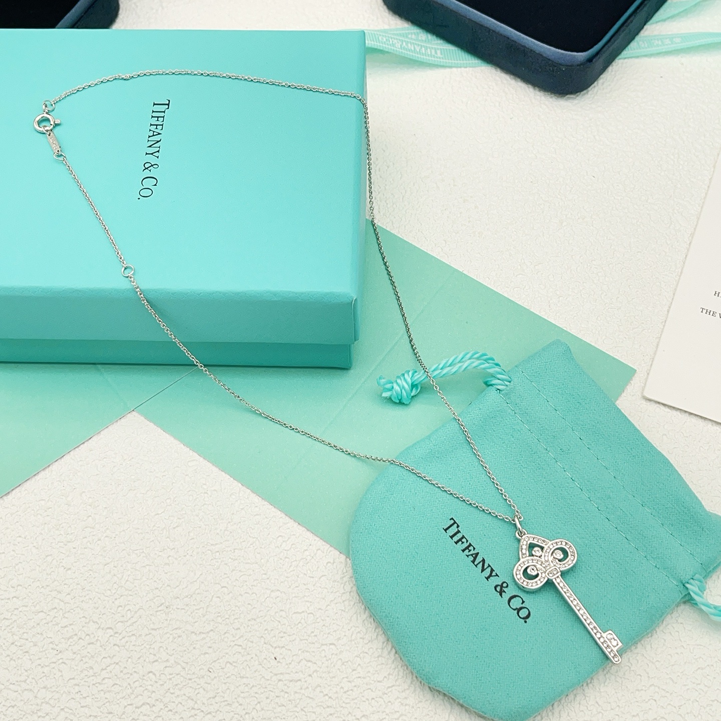 【Tiffany*帝芙尼最新款🆕🆕银色锁匙满钻项链】一致官网黄铜材质，非常的上镜‼️设计很特别值得入手。