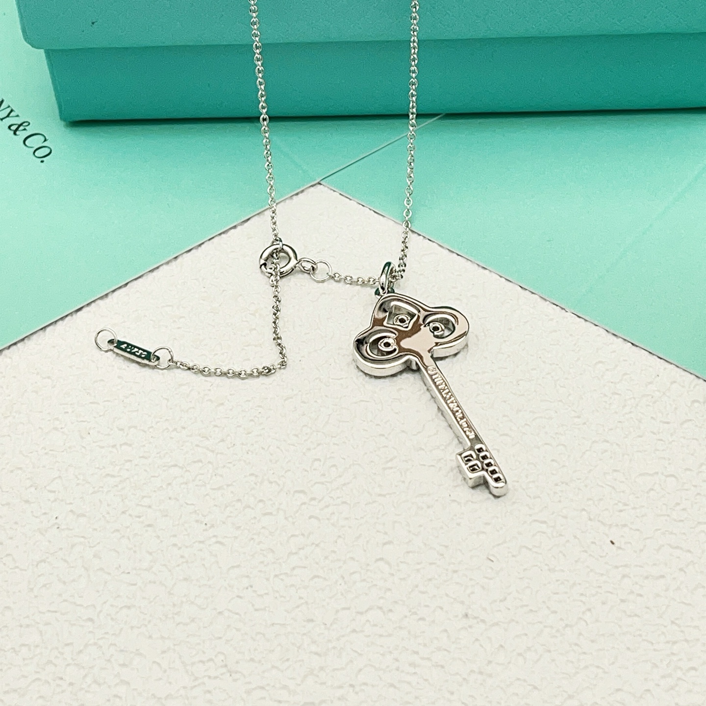 【Tiffany*帝芙尼最新款🆕🆕银色锁匙满钻项链】一致官网黄铜材质，非常的上镜‼️设计很特别值得入手。