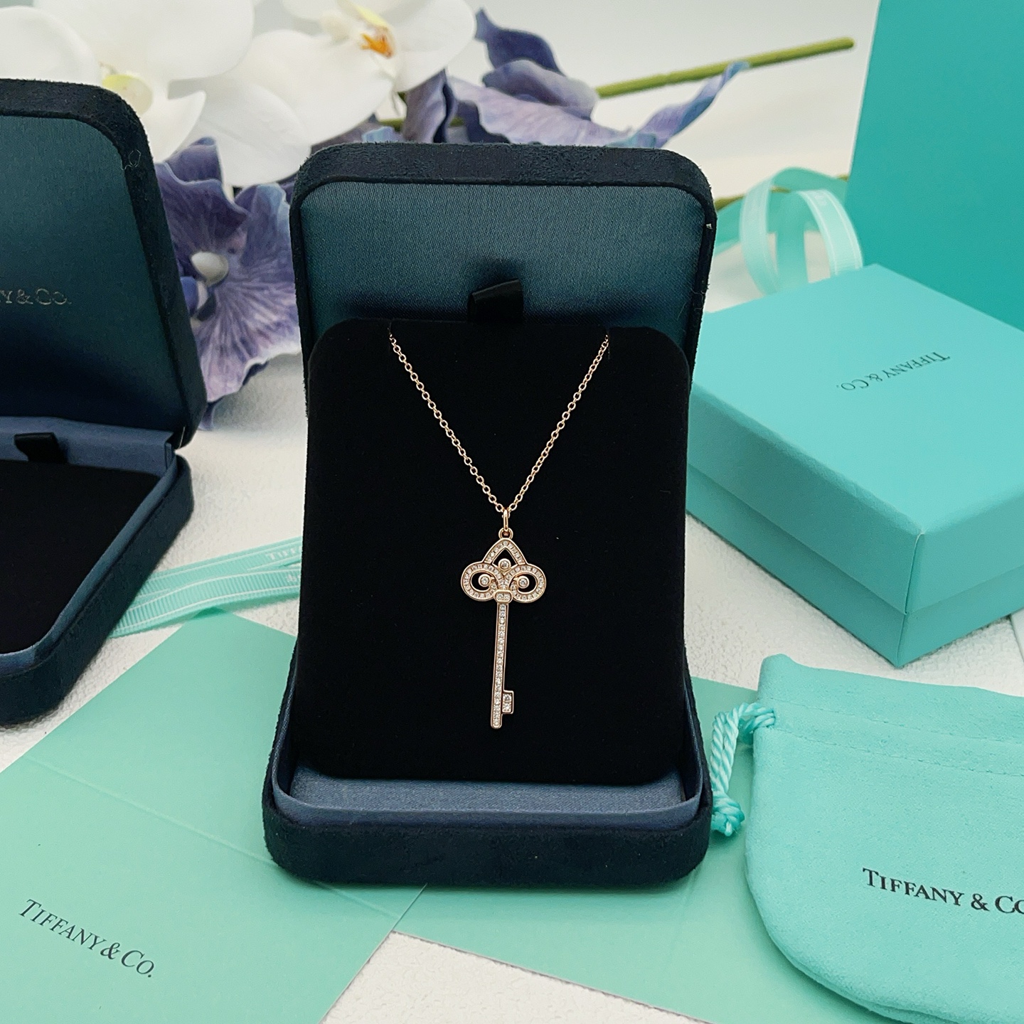 【Tiffany*帝芙尼最新款🆕🆕玫瑰金锁匙满钻项链】一致官网黄铜材质，非常的上镜‼️设计很特别值得入手