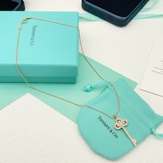 【Tiffany*帝芙尼最新款🆕🆕玫瑰金锁匙满钻项链】一致官网黄铜材质,非常的上镜‼️设计很特别值得入手 【Tiffany*帝芙尼最新款🆕🆕玫瑰金锁匙满钻项链】一致官网黄铜材质,非常的上镜‼️设计很特别值得入手
