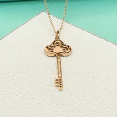 【Tiffany*帝芙尼最新款🆕🆕玫瑰金锁匙满钻项链】一致官网黄铜材质,非常的上镜‼️设计很特别值得入手 【Tiffany*帝芙尼最新款🆕🆕玫瑰金锁匙满钻项链】一致官网黄铜材质,非常的上镜‼️设计很特别值得入手