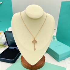 【Tiffany*帝芙尼最新款🆕🆕玫瑰金锁匙满钻项链】一致官网黄铜材质,非常的上镜‼️设计很特别值得入手 【Tiffany*帝芙尼最新款🆕🆕玫瑰金锁匙满钻项链】一致官网黄铜材质,非常的上镜‼️设计很特别值得入手