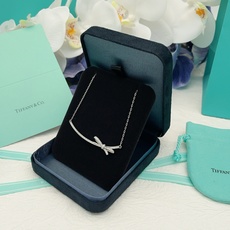 【Tiffany*帝芙尼最新款🆕🆕银色笑脸镶钻蝴蝶结项链】一致官网黄铜材质,非常的上镜‼️设计很特别值得 【Tiffany*帝芙尼最新款🆕🆕银色笑脸镶钻蝴蝶结项链】一致官网黄铜材质,非常的上镜‼️设计很特别值得