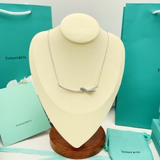 【Tiffany*帝芙尼最新款🆕🆕银色笑脸镶钻蝴蝶结项链】一致官网黄铜材质,非常的上镜‼️设计很特别值得 【Tiffany*帝芙尼最新款🆕🆕银色笑脸镶钻蝴蝶结项链】一致官网黄铜材质,非常的上镜‼️设计很特别值得