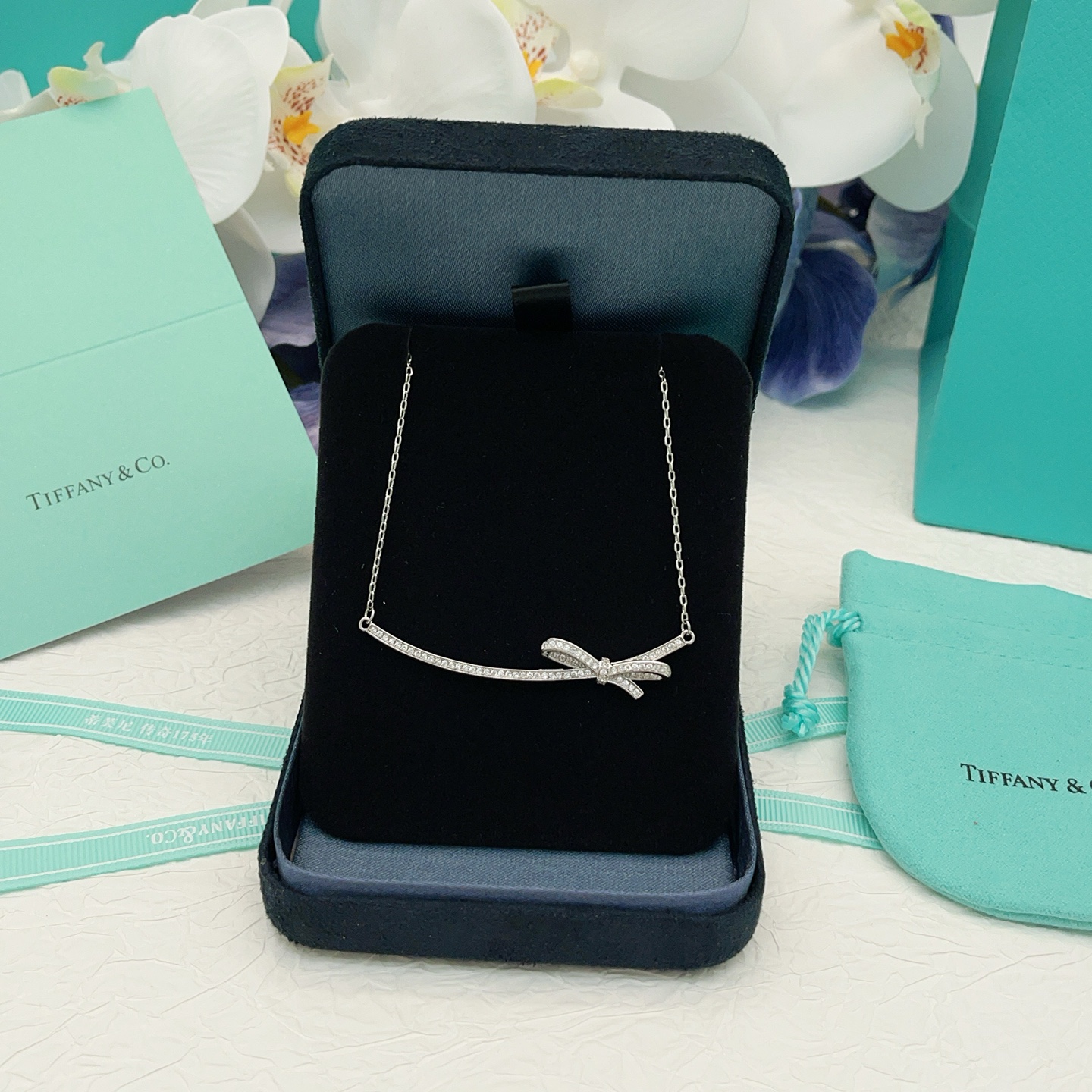 【Tiffany*帝芙尼最新款🆕🆕银色笑脸镶钻蝴蝶结项链】一致官网黄铜材质，非常的上镜‼️设计很特别值得