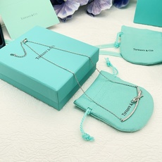 【Tiffany*帝芙尼最新款🆕🆕银色笑脸镶钻蝴蝶结项链】一致官网黄铜材质,非常的上镜‼️设计很特别值得 【Tiffany*帝芙尼最新款🆕🆕银色笑脸镶钻蝴蝶结项链】一致官网黄铜材质,非常的上镜‼️设计很特别值得