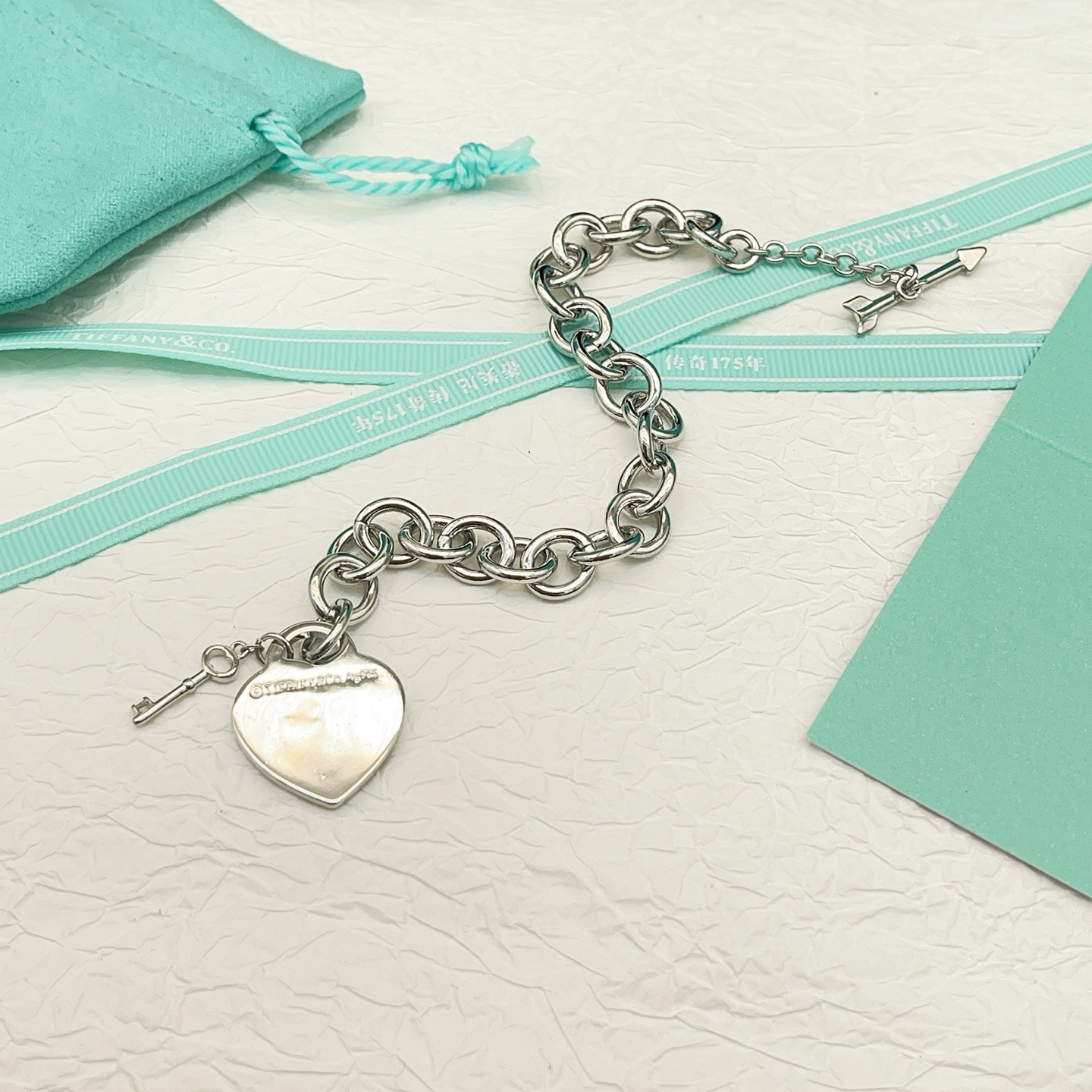 【Tiffany*帝芙尼最新款🆕🆕钥匙爱心银色手链】一致官网黄铜材质，非常的上镜‼️设计很特别值得入手。