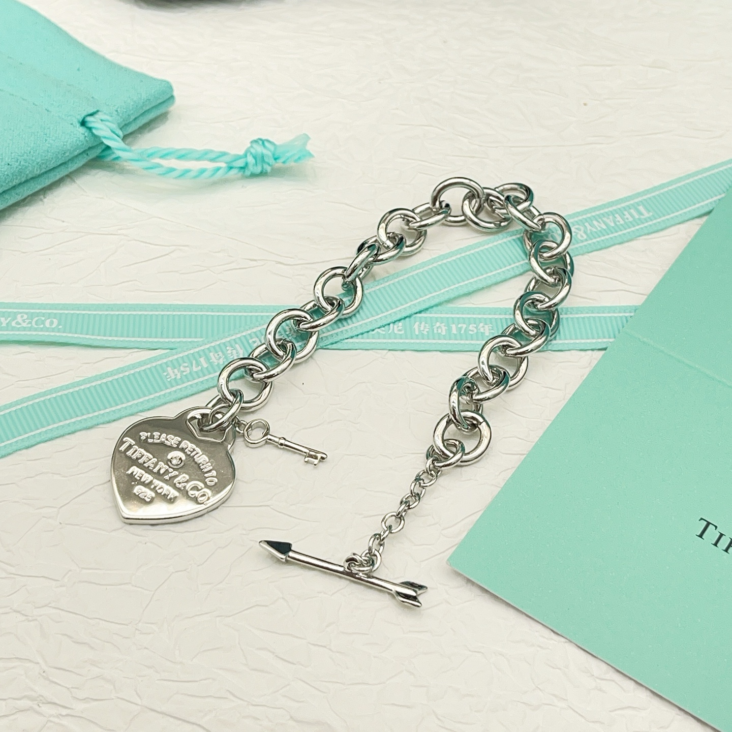 【Tiffany*帝芙尼最新款🆕🆕钥匙爱心银色手链】一致官网黄铜材质，非常的上镜‼️设计很特别值得入手。