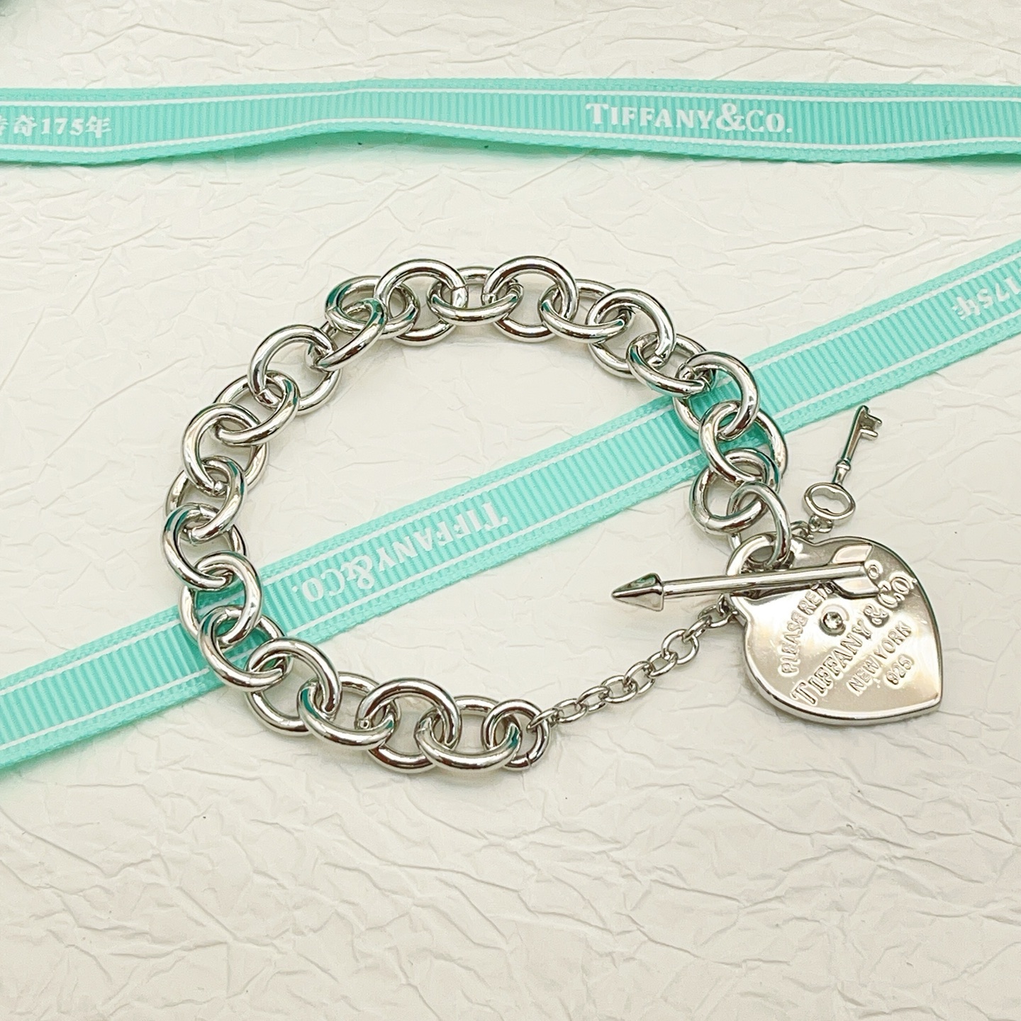 【Tiffany*帝芙尼最新款🆕🆕钥匙爱心银色手链】一致官网黄铜材质，非常的上镜‼️设计很特别值得入手。