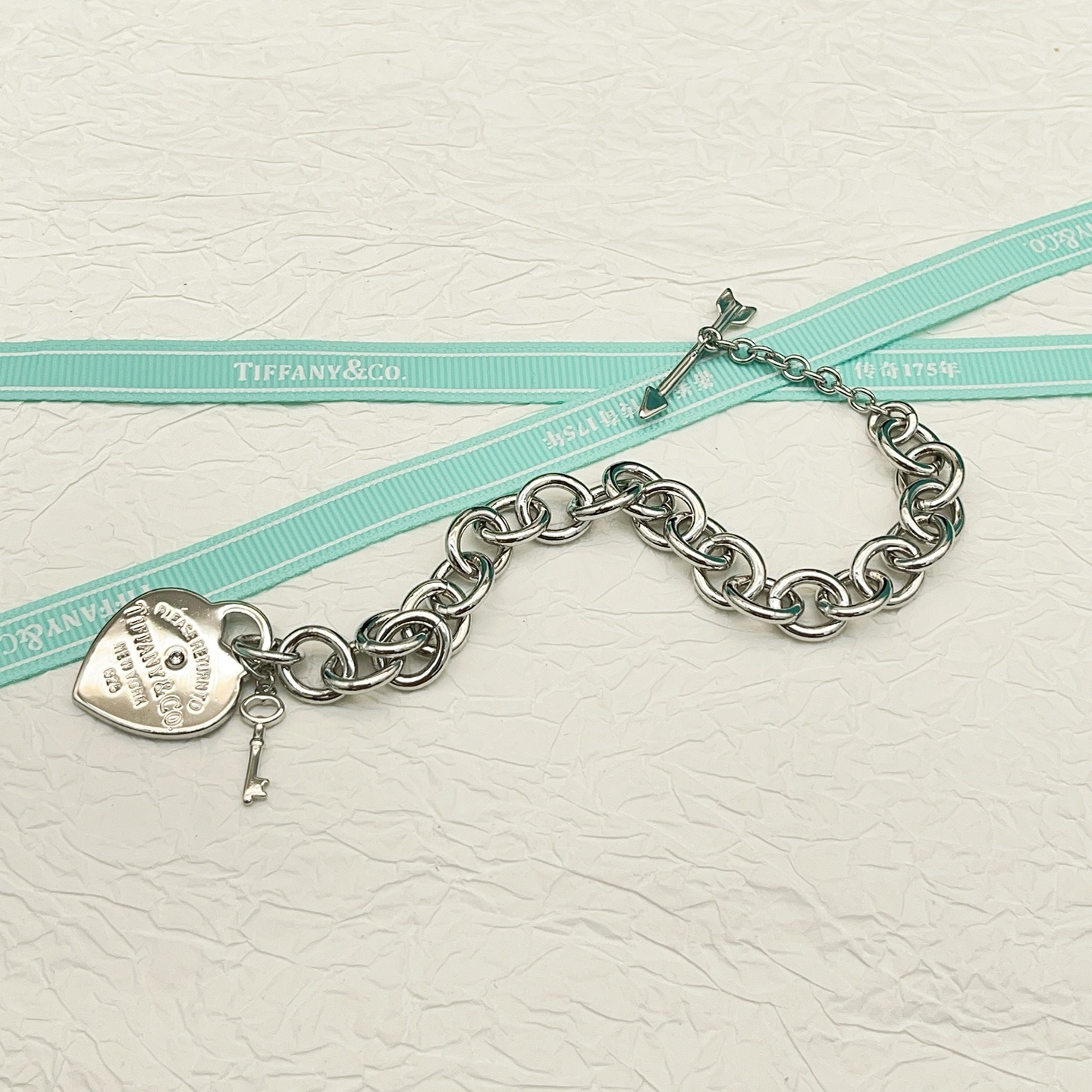 【Tiffany*帝芙尼最新款🆕🆕钥匙爱心银色手链】一致官网黄铜材质，非常的上镜‼️设计很特别值得入手。
