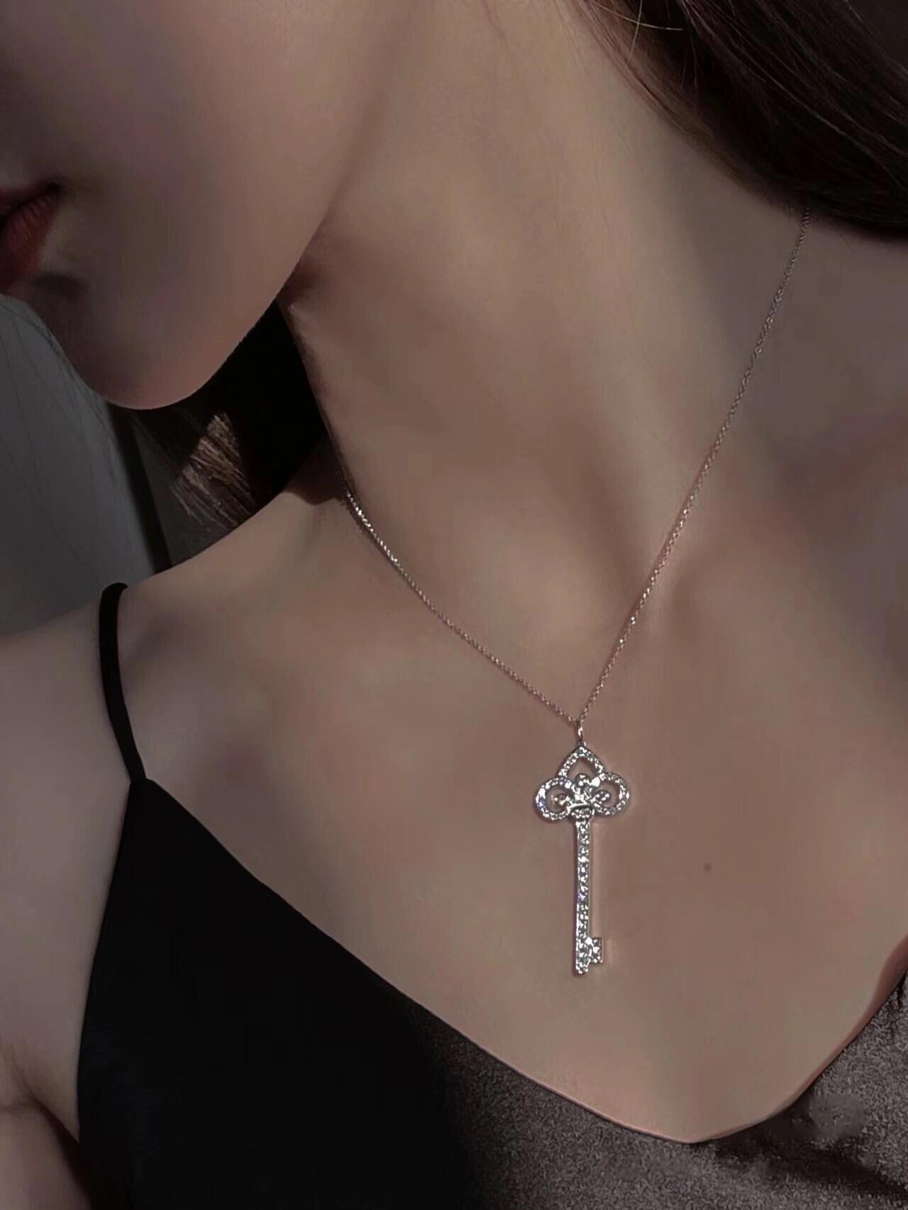 【Tiffany*帝芙尼最新款🆕🆕银色锁匙满钻项链】一致官网黄铜材质，非常的上镜‼️设计很特别值得入手。