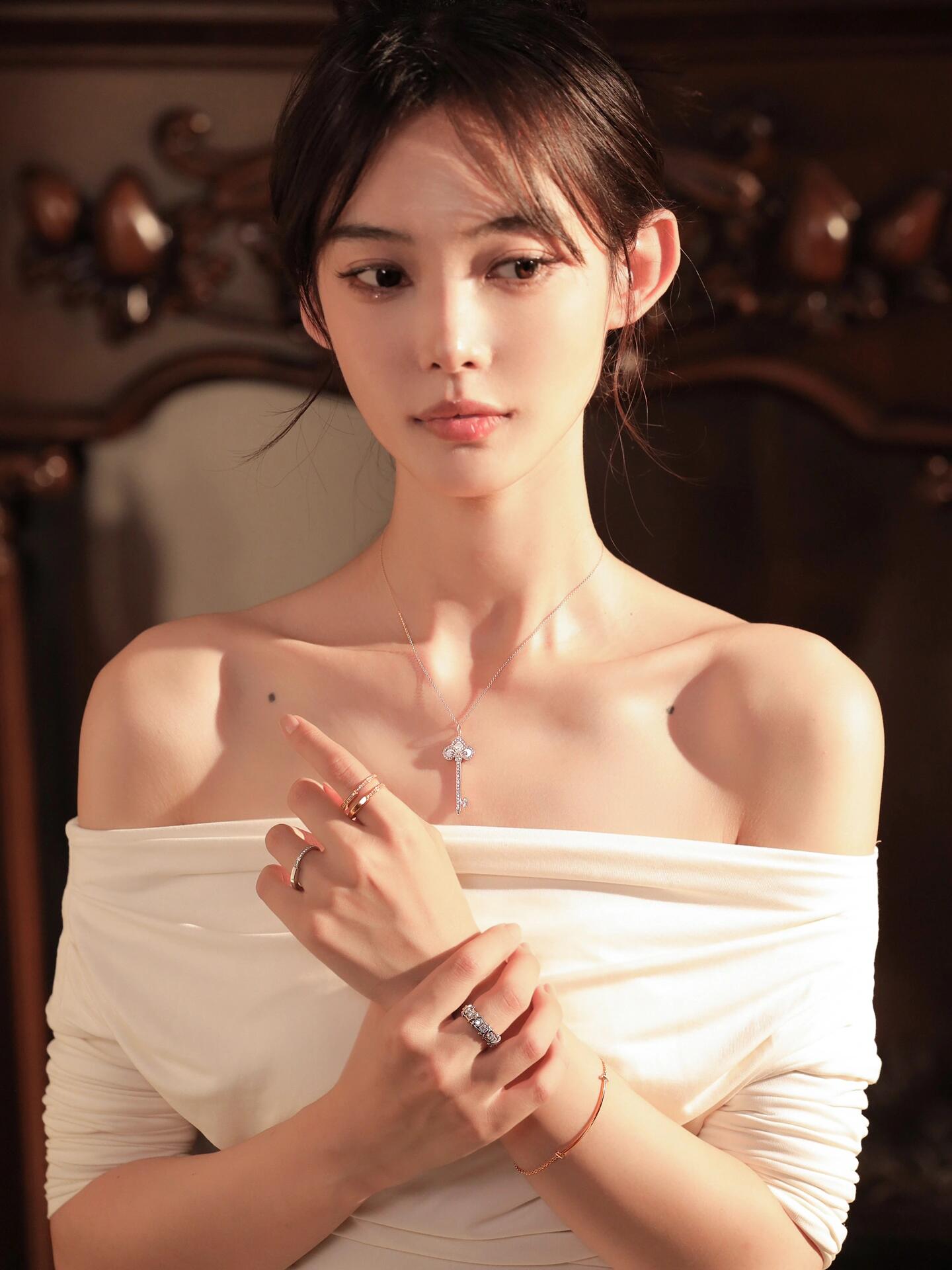 【Tiffany*帝芙尼最新款🆕🆕银色锁匙满钻项链】一致官网黄铜材质，非常的上镜‼️设计很特别值得入手。