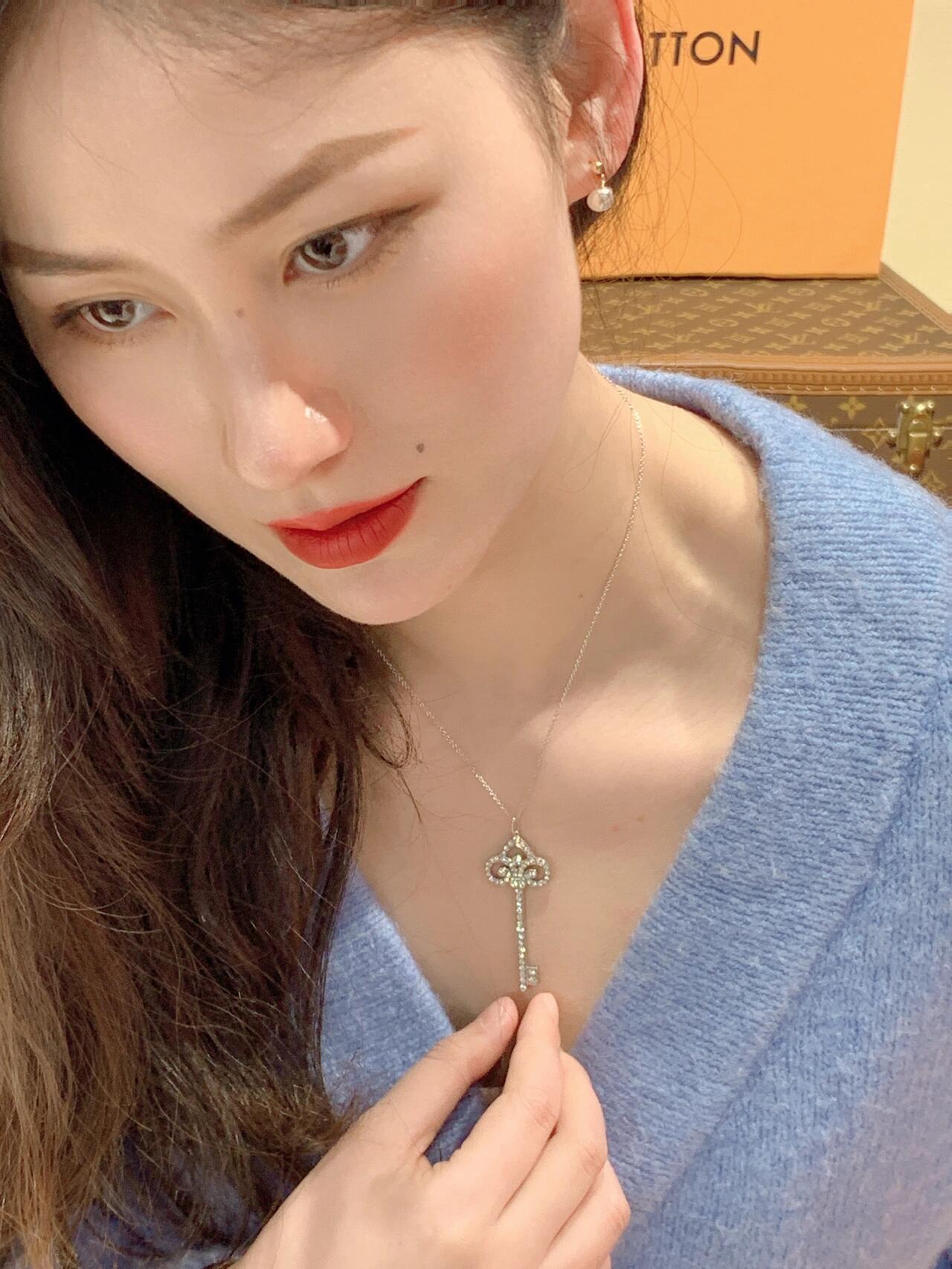 【Tiffany*帝芙尼最新款🆕🆕银色锁匙满钻项链】一致官网黄铜材质，非常的上镜‼️设计很特别值得入手。