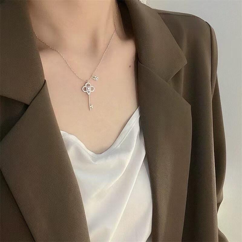 【Tiffany*帝芙尼锁匙镶钻银色项链】一致官网黄铜材质，非常的上镜‼️设计很特别值得入手。高级手工坊