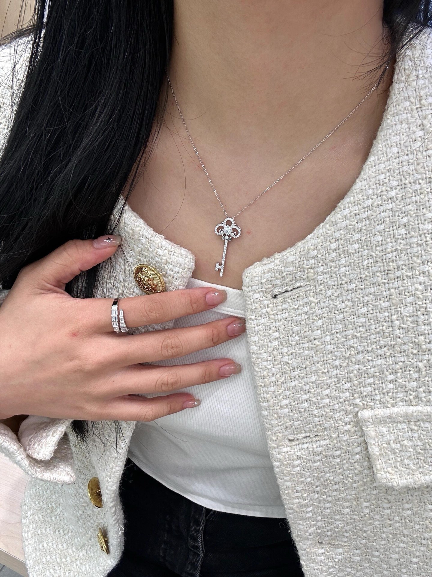 【Tiffany*帝芙尼锁匙镶钻银色项链】一致官网黄铜材质，非常的上镜‼️设计很特别值得入手。高级手工坊