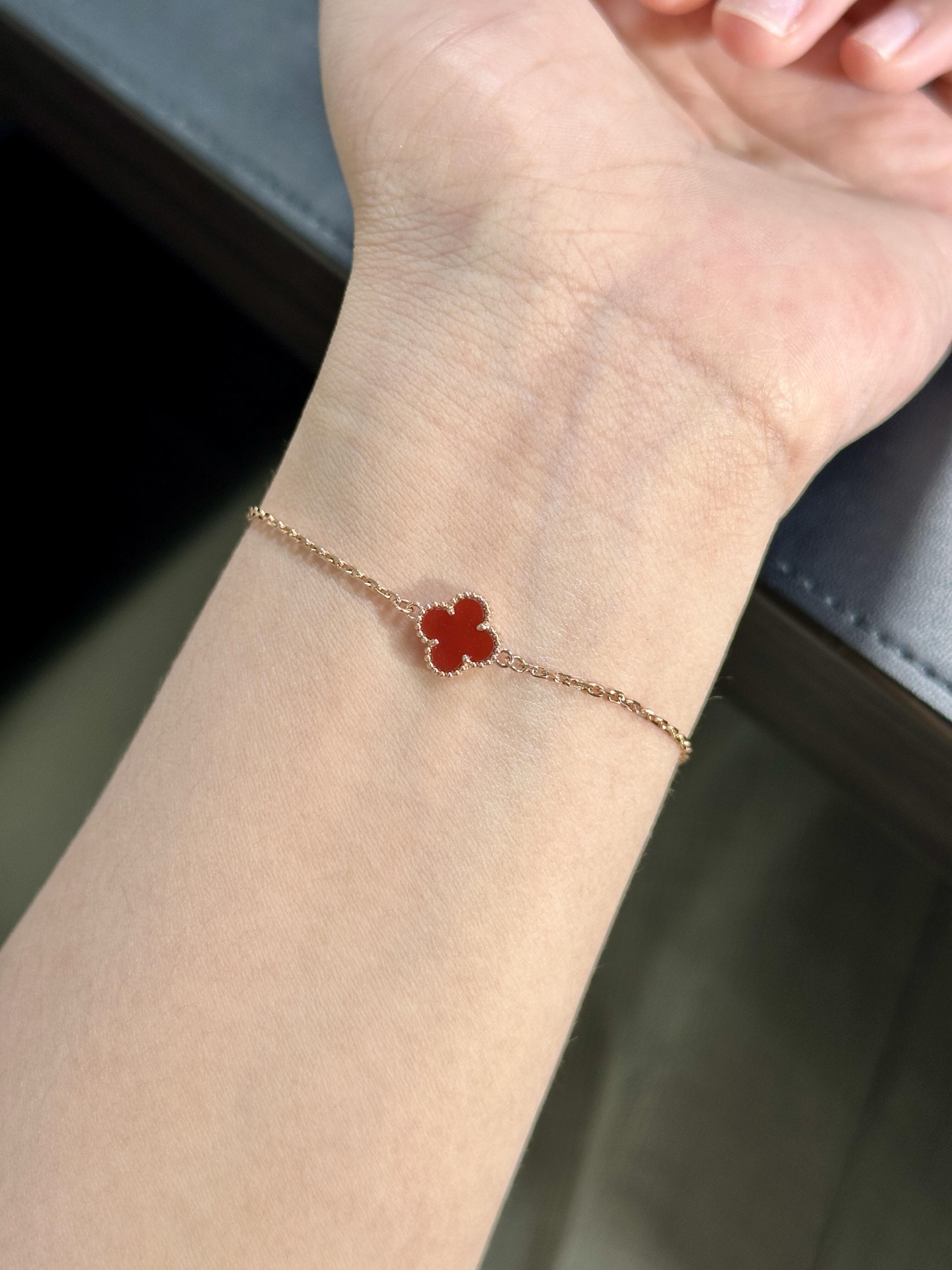 Van Cleef Arpels Bracelet Sweet Alhambra Or rose avec cornaline rouge 17cm