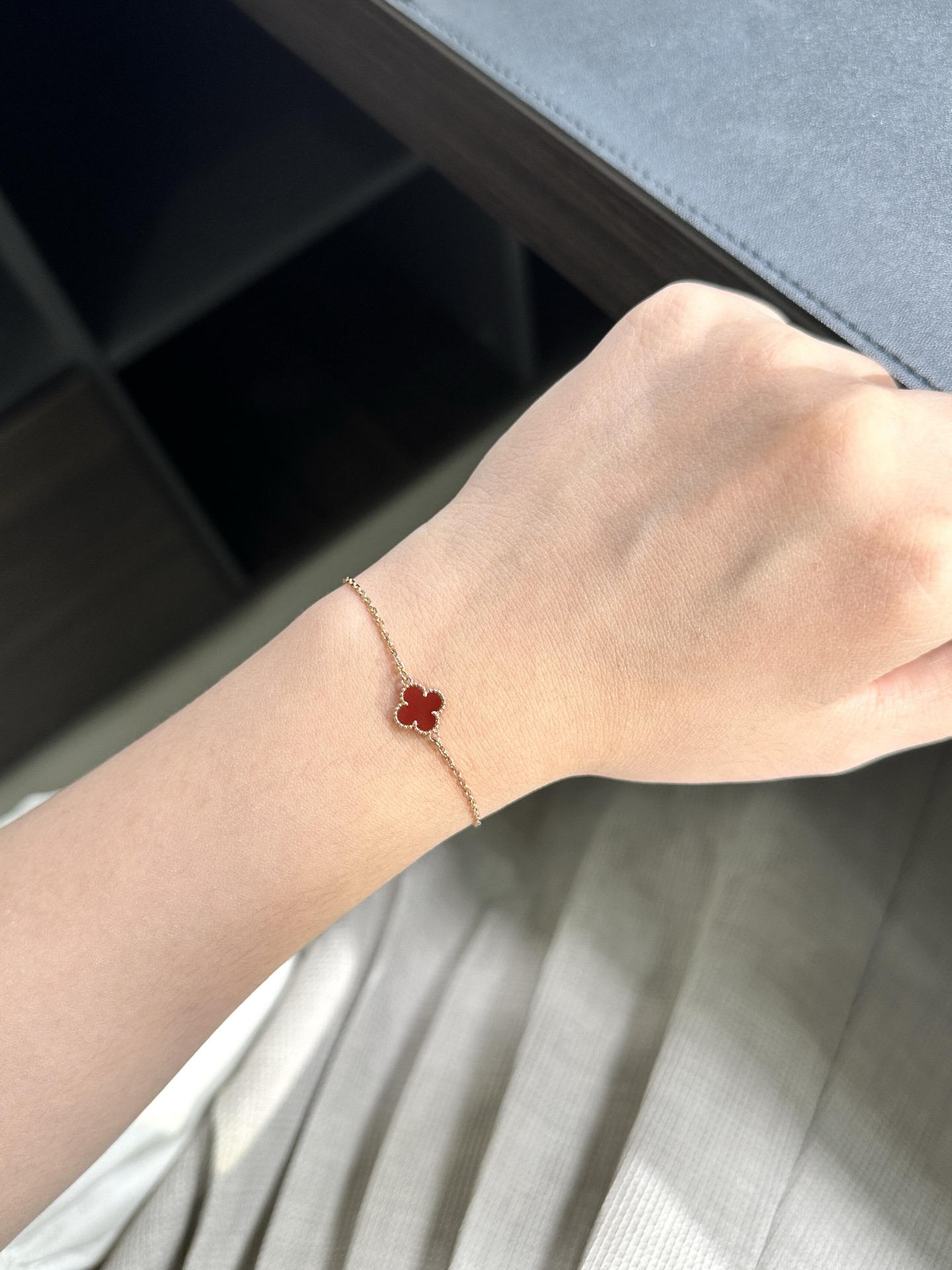 Van Cleef Arpels Bracelet Sweet Alhambra Or rose avec cornaline rouge 17cm