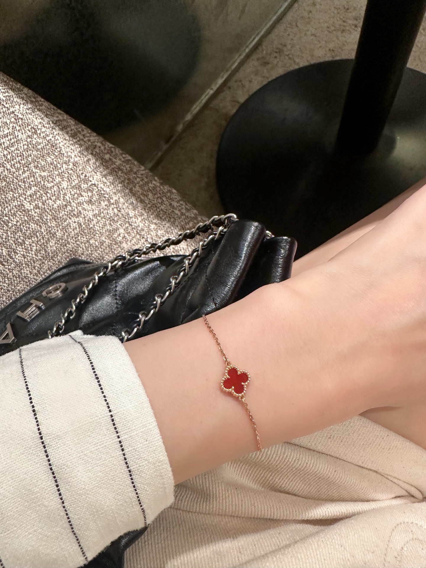 Van Cleef Arpels Bracelet Sweet Alhambra Or rose avec cornaline rouge 17cm