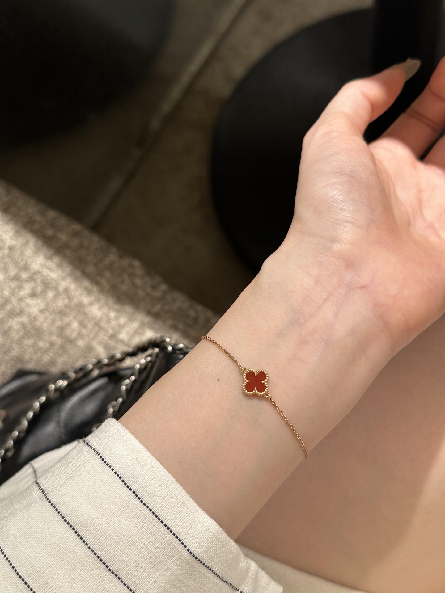 Van Cleef Arpels Bracelet Sweet Alhambra Or rose avec cornaline rouge 17cm